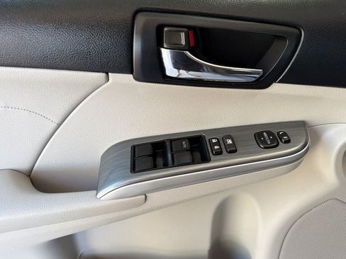 Used 2014 Toyota Camry XLE w/ Leather Package FWD image 12