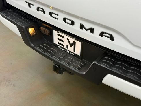 Used 2018 Toyota Tacoma TRD Off-Road w/ Technology Package image 8