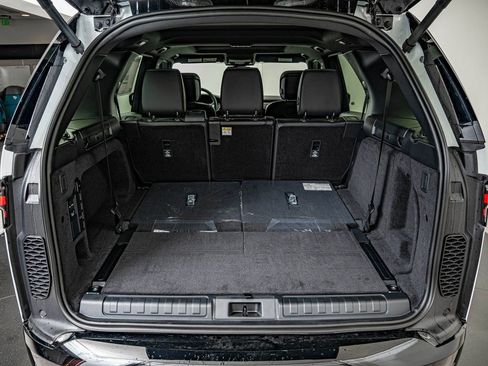 New 2026 Land Rover Discovery Dynamic SE image 35