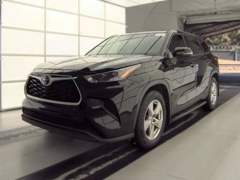 Used 2022 Toyota Highlander L FWD image 1