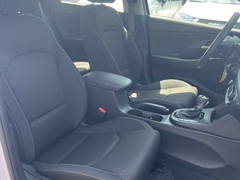 Used 2019 Hyundai Elantra GT FWD image 6
