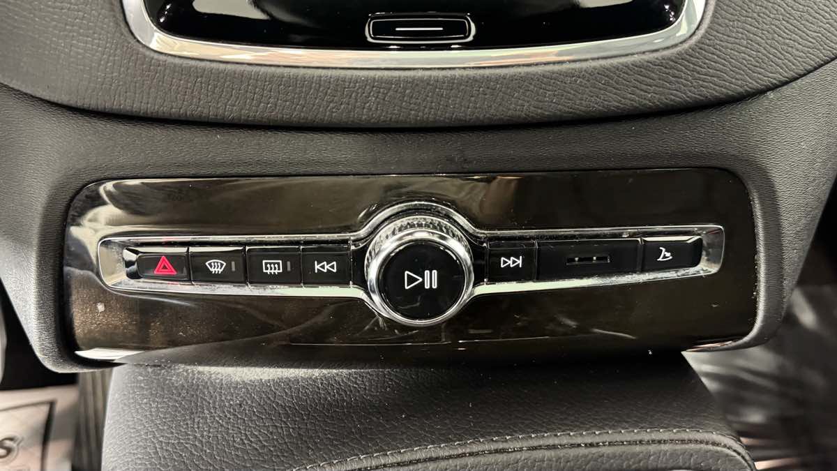 Used 2018 Volvo XC90 T6 Momentum w/ Convenience Package AWD/4WD image 32