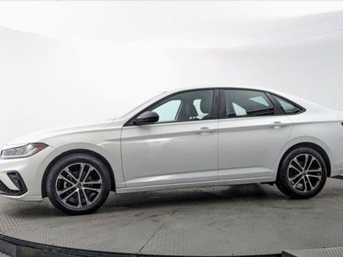 Used 2025 Volkswagen Jetta Sport FWD image 3