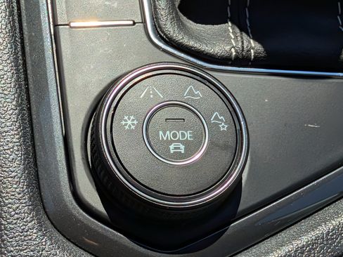 Used 2022 Volkswagen Tiguan SE AWD/4WD image 32