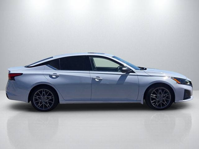 Used 2023 Nissan Altima 2.0 SR FWD image 3