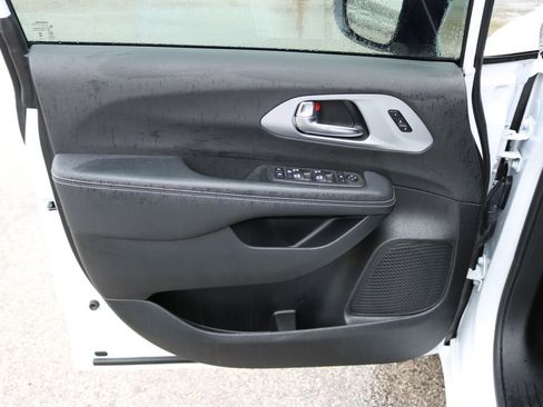 Used 2025 Chrysler Pacifica Limited image 10