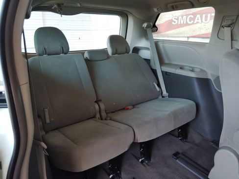 Used 2017 Toyota Sienna L FWD image 16