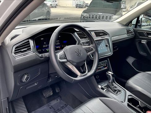 Certified 2022 Volkswagen Tiguan SE image 18