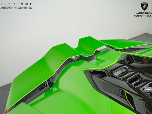 Used 2024 Lamborghini Revuelto image 7