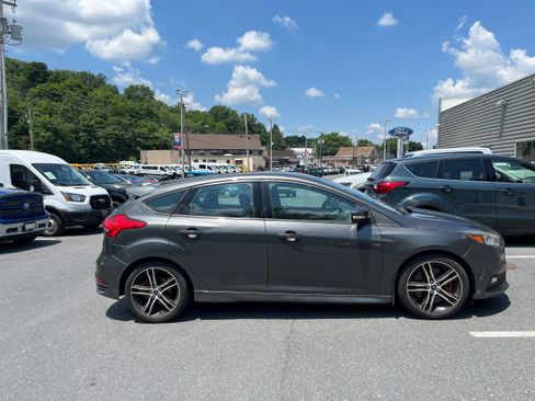 Certified 2017 Ford Focus ST FWD image 5