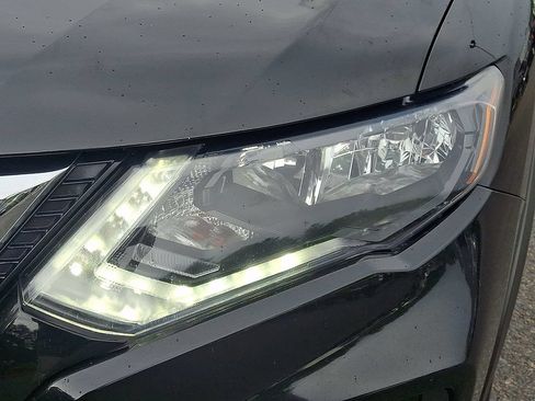 Used 2018 Nissan Rogue S AWD/4WD image 9
