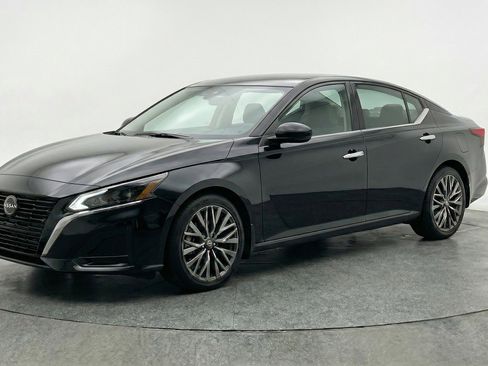 Used 2025 Nissan Altima 2.5 SV FWD image 3