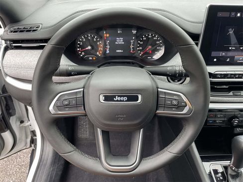 Used 2024 Jeep Compass Latitude image 18