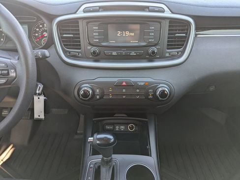 Used 2016 Kia Sorento LX image 12