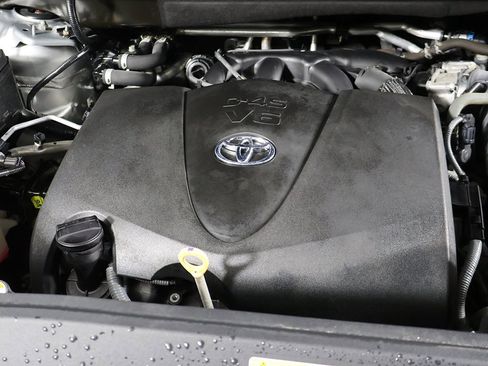 Used 2021 Toyota Highlander XLE image 16