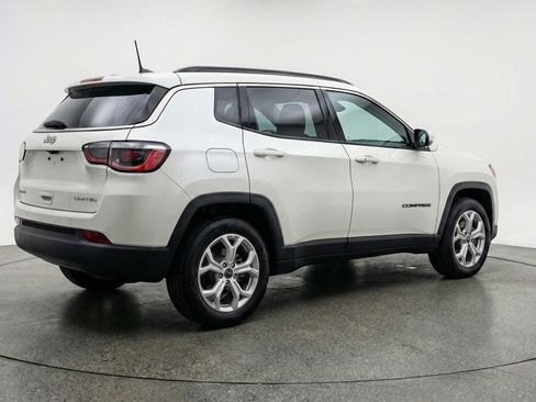 Used 2025 Jeep Compass Latitude AWD/4WD image 9