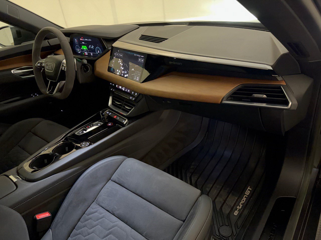 Used 2023 Audi e-tron GT Premium Plus AWD/4WD image 31