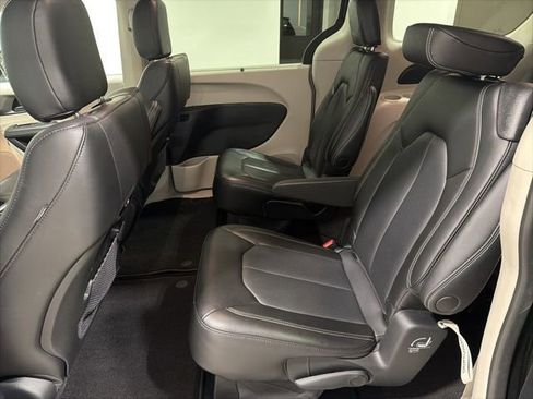Used 2023 Chrysler Pacifica Touring-L image 26