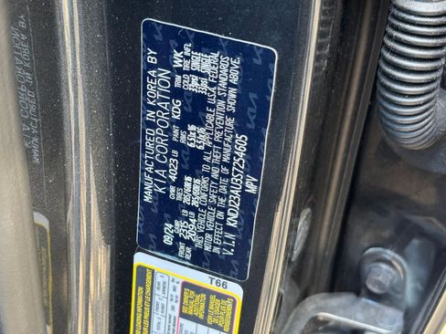 Used 2025 Kia Soul LX w/ LX Technology Package FWD image 10