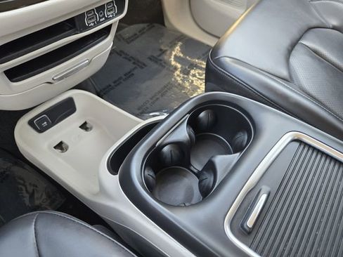 Used 2023 Chrysler Pacifica Touring-L FWD image 21