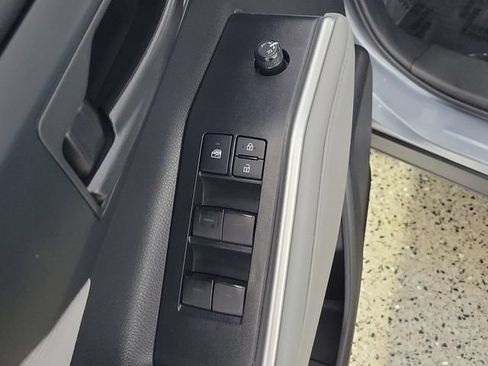 Used 2022 Toyota Highlander LE FWD image 22
