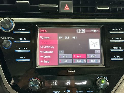 Used 2020 Toyota Camry SE FWD image 19