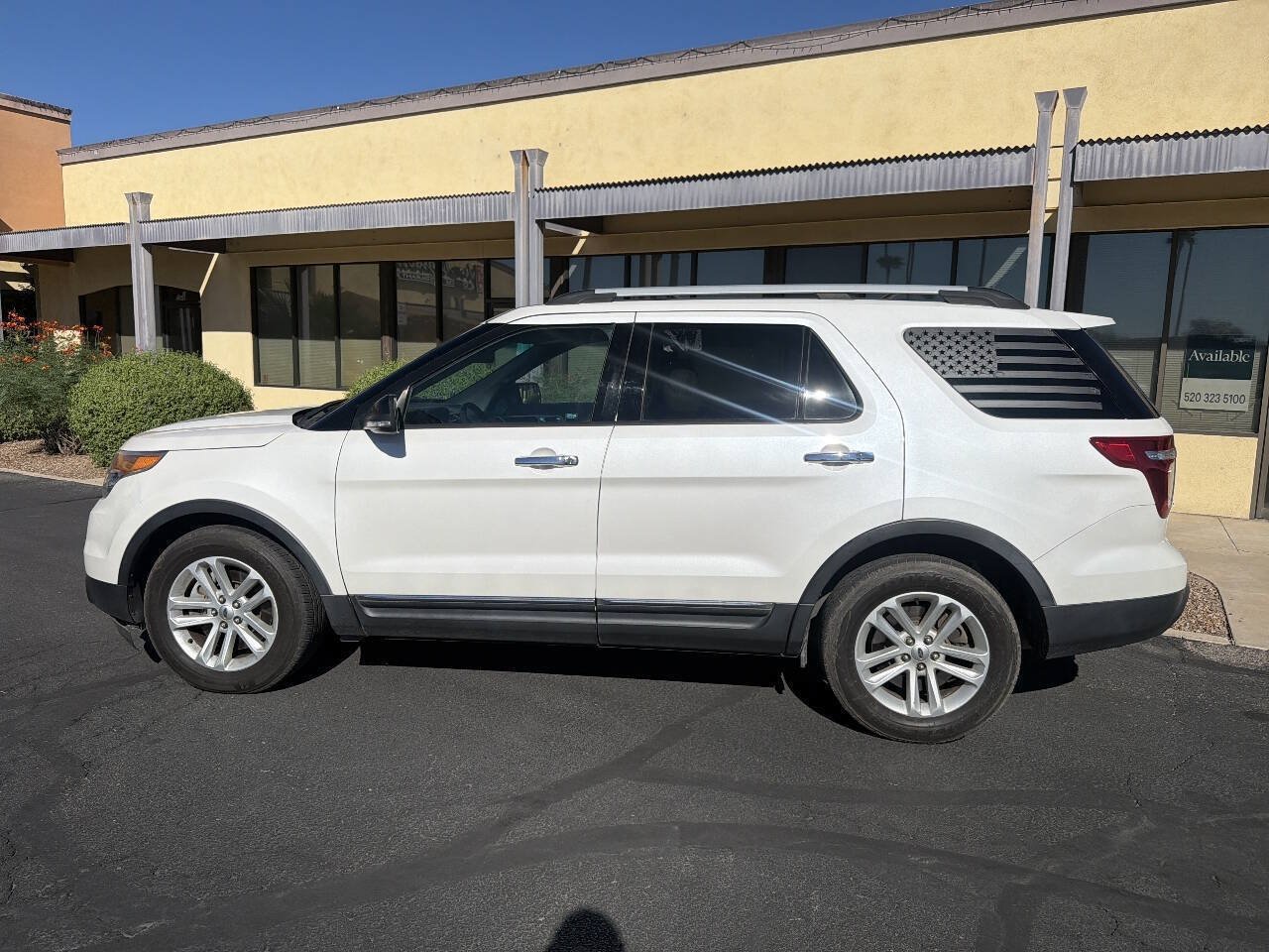 Used 2015 Ford Explorer XLT w/ Equipment Group 202A FWD image 4