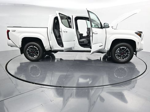 Used 2025 Toyota Tacoma TRD Sport AWD/4WD image 41