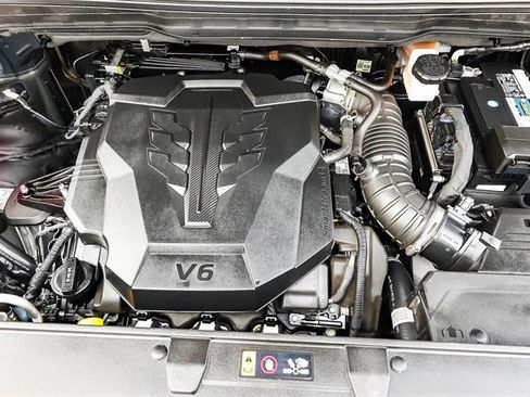 Used 2024 Kia Carnival LX image 12