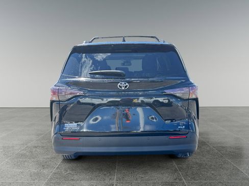 New 2026 Toyota Sienna XLE AWD/4WD image 5