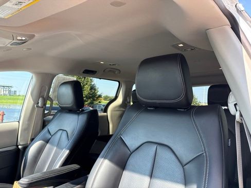 Used 2023 Chrysler Pacifica Touring-L AWD/4WD image 11