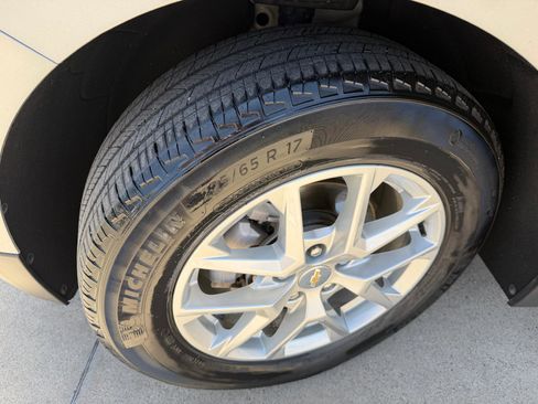Used 2023 Chevrolet Equinox LS w/ LS Convenience Package FWD image 9