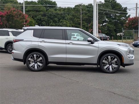 New 2025 Mitsubishi Outlander SE image 2