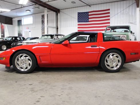 Used 1996 Chevrolet Corvette Base 2dr Hatchback image 3