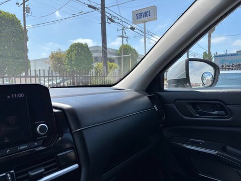 Used 2025 Nissan Pathfinder SV FWD image 38