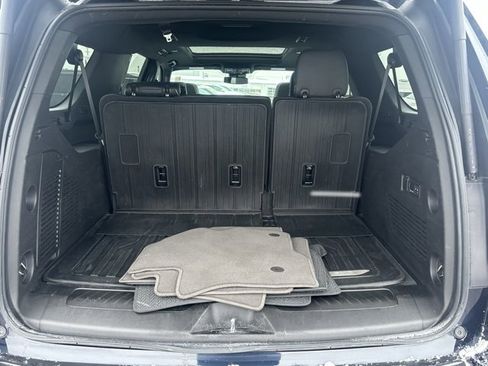 Used 2023 GMC Yukon XL SLT w/ SLT Premium Package image 9