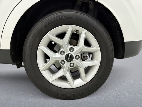 Used 2023 Kia Soul LX w/ LX Technology Package FWD image 12