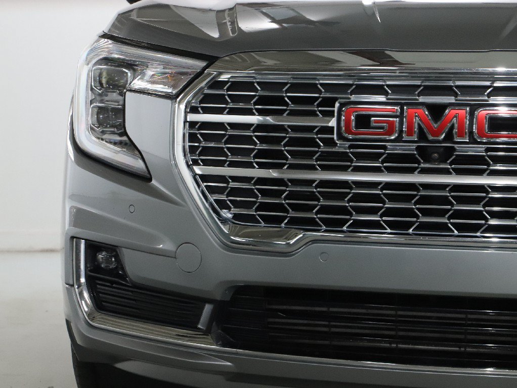 Used 2024 GMC Terrain Denali w/ Denali Premium Package AWD/4WD image 6