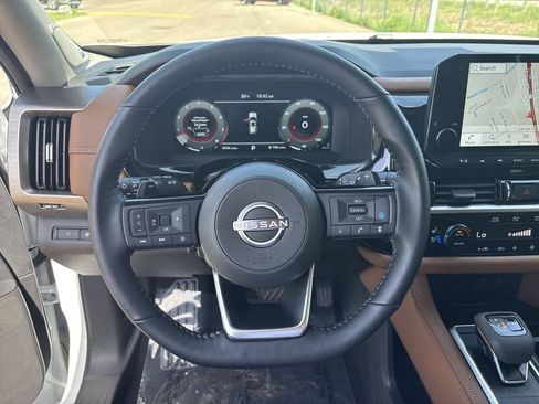 Certified 2025 Nissan Pathfinder Platinum w/ Black Appearance Package AWD/4WD image 34
