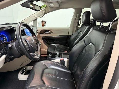 Used 2017 Chrysler Pacifica Touring-L image 14