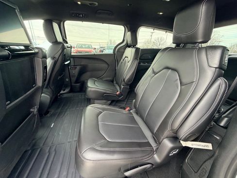 Used 2024 Chrysler Pacifica Touring-L w/ Uconnect Theater Family Group image 23