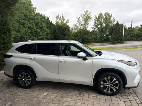 Used 2024 Toyota Highlander XLE AWD/4WD image 4