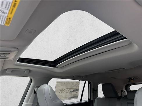 Used 2025 Toyota Highlander Limited image 19