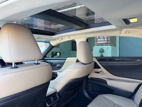 Used 2019 Lexus ES 350 Ultra Luxury w/ Accessory Package 2 FWD image 18