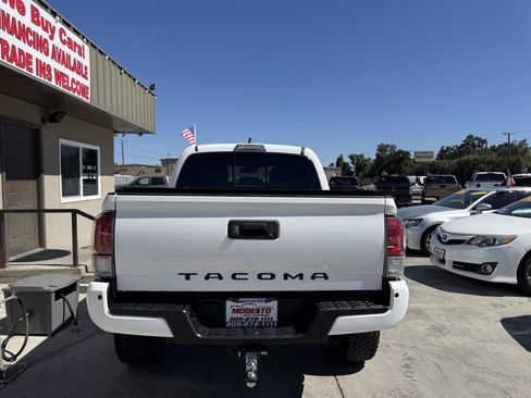 Used 2018 Toyota Tacoma TRD Off-Road w/ Technology Package AWD/4WD image 4