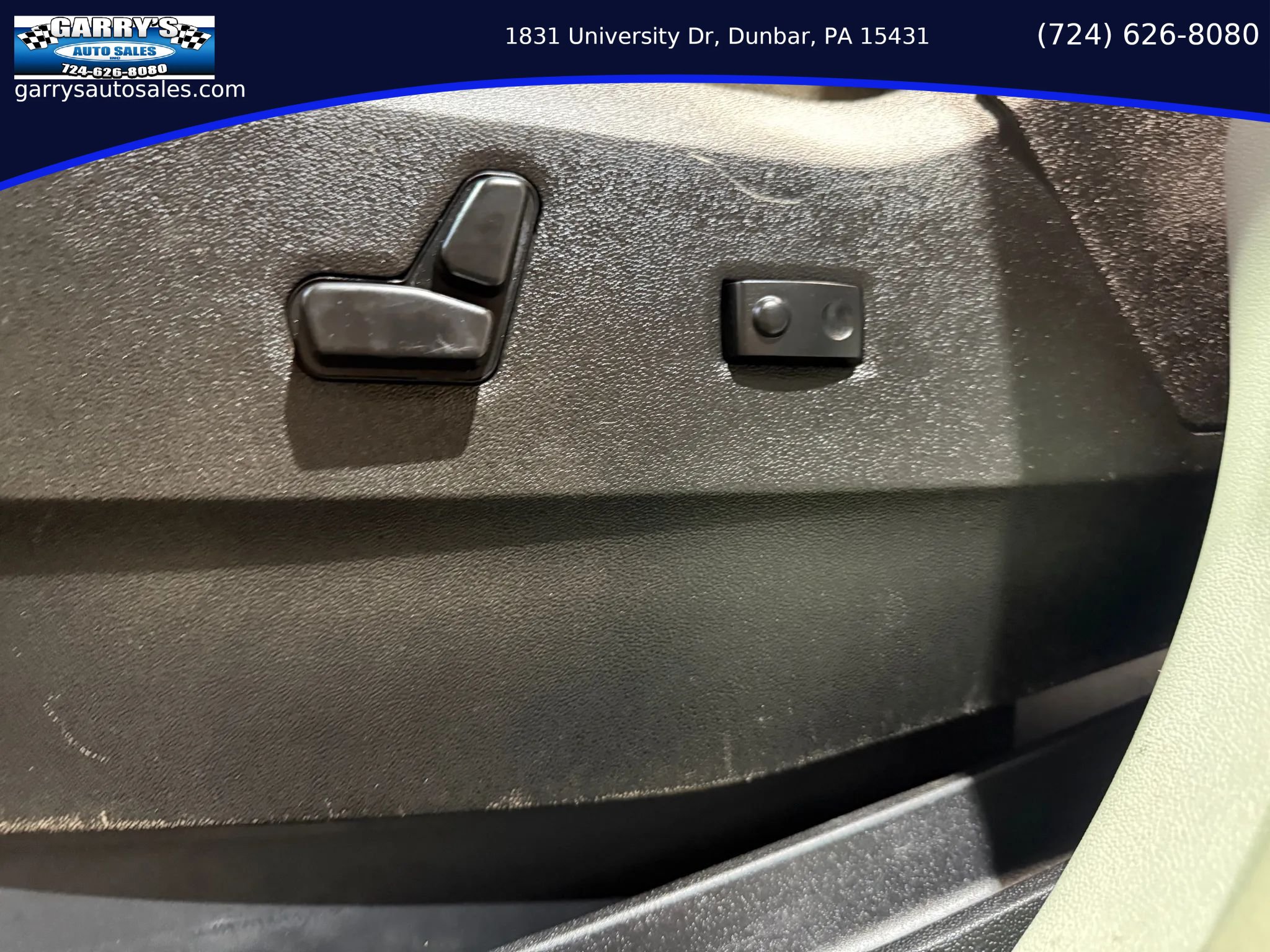 Used 2014 Chrysler Town & Country Touring FWD image 17