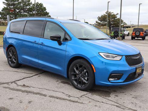 New 2026 Chrysler Pacifica Limited w/ Uconnect Theater Family Group image 4