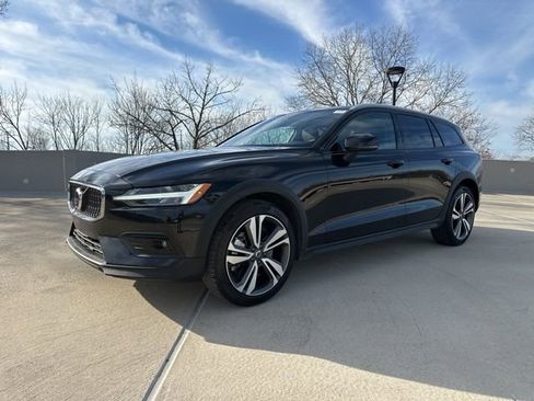 Certified 2025 Volvo V60 B5 Cross Country Plus image 4