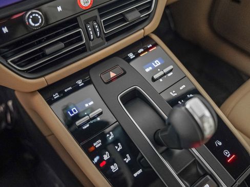 Certified 2025 Porsche Macan image 20