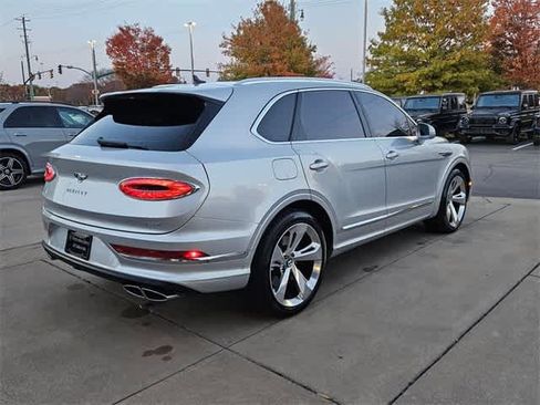 Used 2023 Bentley Bentayga Plug-In Hybrid image 8